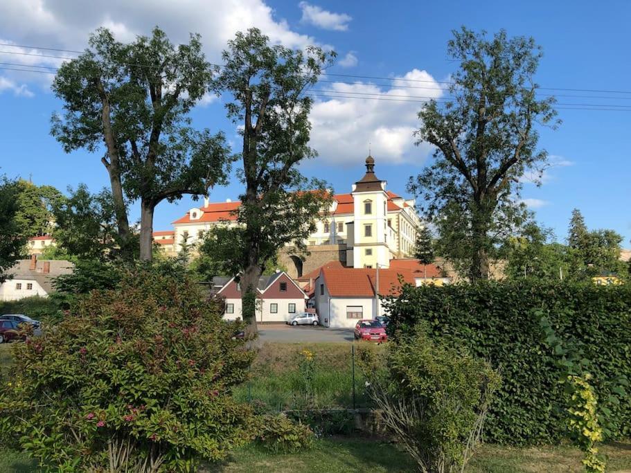 Apartman V Podzamci Рихнов-над-Кнежноу Экстерьер фото